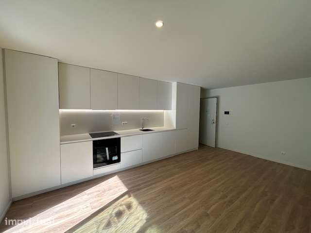 T1 novo com garagem, varanda e ar condicionado - Grande imagem: 2/14