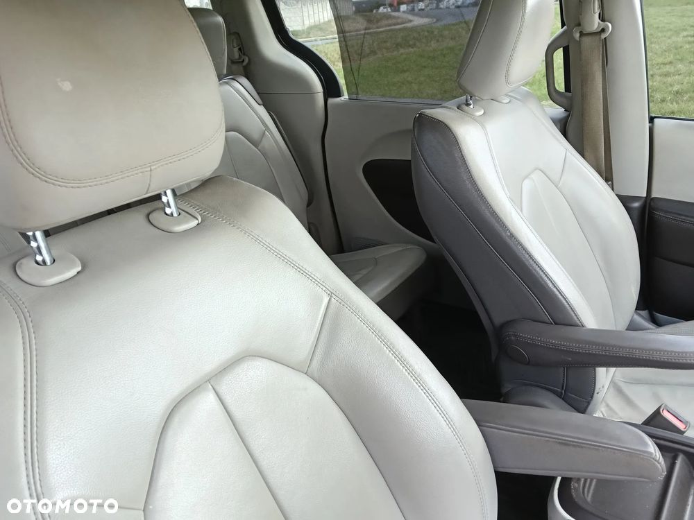 Chrysler Pacifica - 12