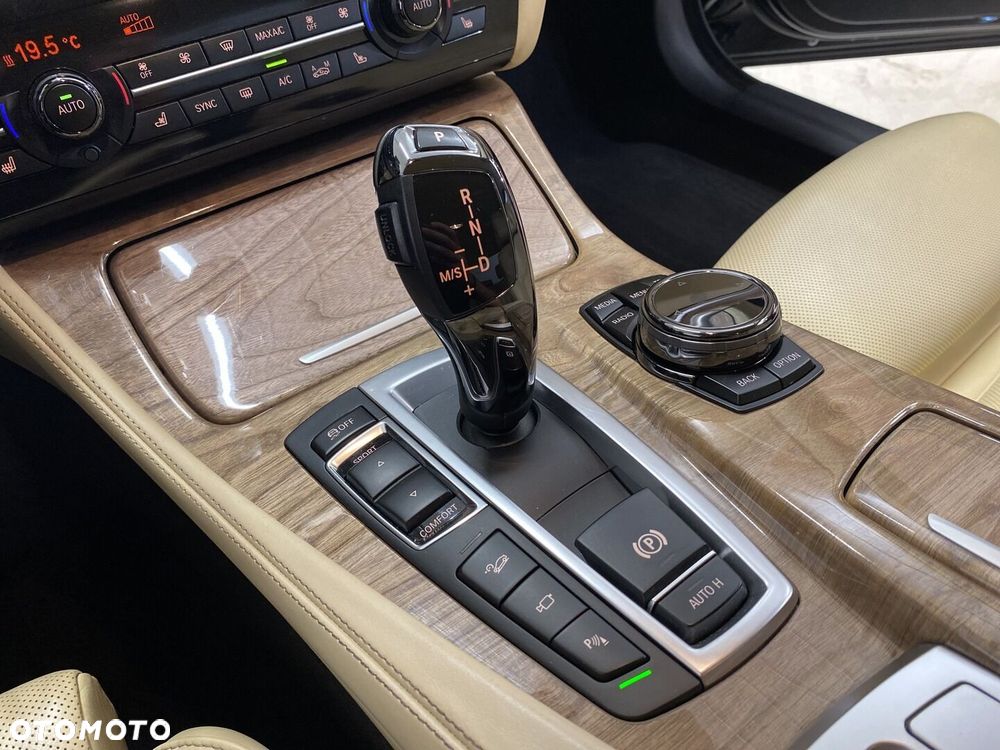 BMW Seria 5 525d Luxury Line - 22