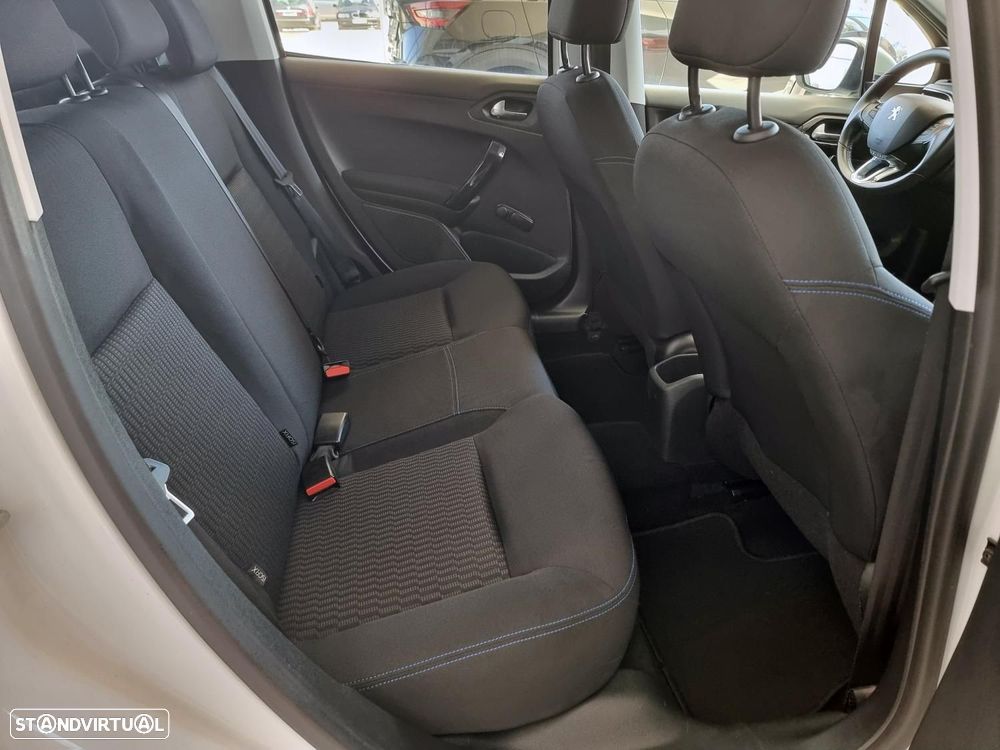Peugeot 208 1.2 PureTech Signature - 38