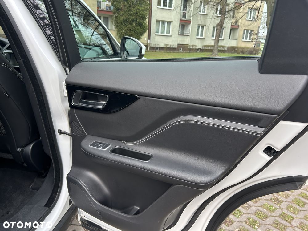 Jaguar F-Pace 2.0 i4D AWD R-Sport - 27