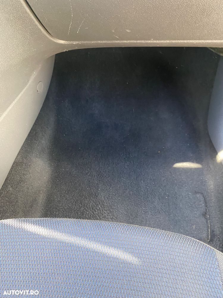 Ford Focus 1.6 Ambiente - 22