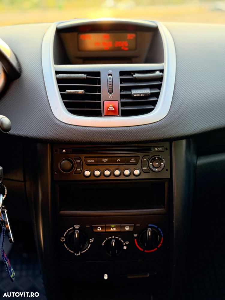 Peugeot 207 1.4 HDI Trendy - 13