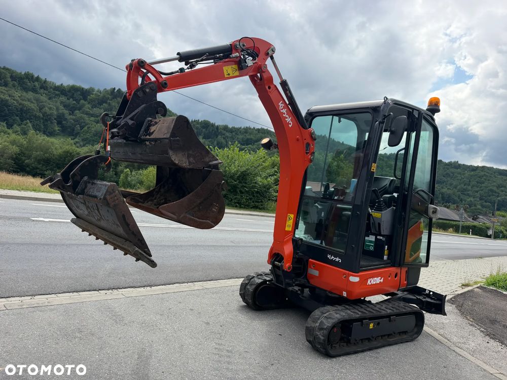 Kubota KX016-4 Koparka Gąsienicowa 2 tony. DEKRA aktualna do 2026r. 3 łyżki.+ pług fabryczny do równania kruszywa lub odśnieżania. Szybkozłącze Hydrauliczne. zmiana łyżek bez wychodzenia z kabiny! Rozsuwane Hydr. podwozie! Sprowadzona z Gospodarstwa Norweskiego! Zero luzów i wycieków. Maszyna jak Nowa z Salonu! 2020 rok. 1000 mtg! Pełna Dokumentacja. Gąsienice bez zużycia! Łyżka Skarpowa+ 2 kopiące. szybka wolna jazda. Ani deka luzów i wycieków. OKAZJA  Dodatkowe sekcje Hydr. Po serwisach kolejny za 400 mtg! - 3