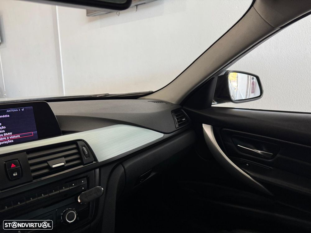 BMW 320 d Auto Pack M - 15