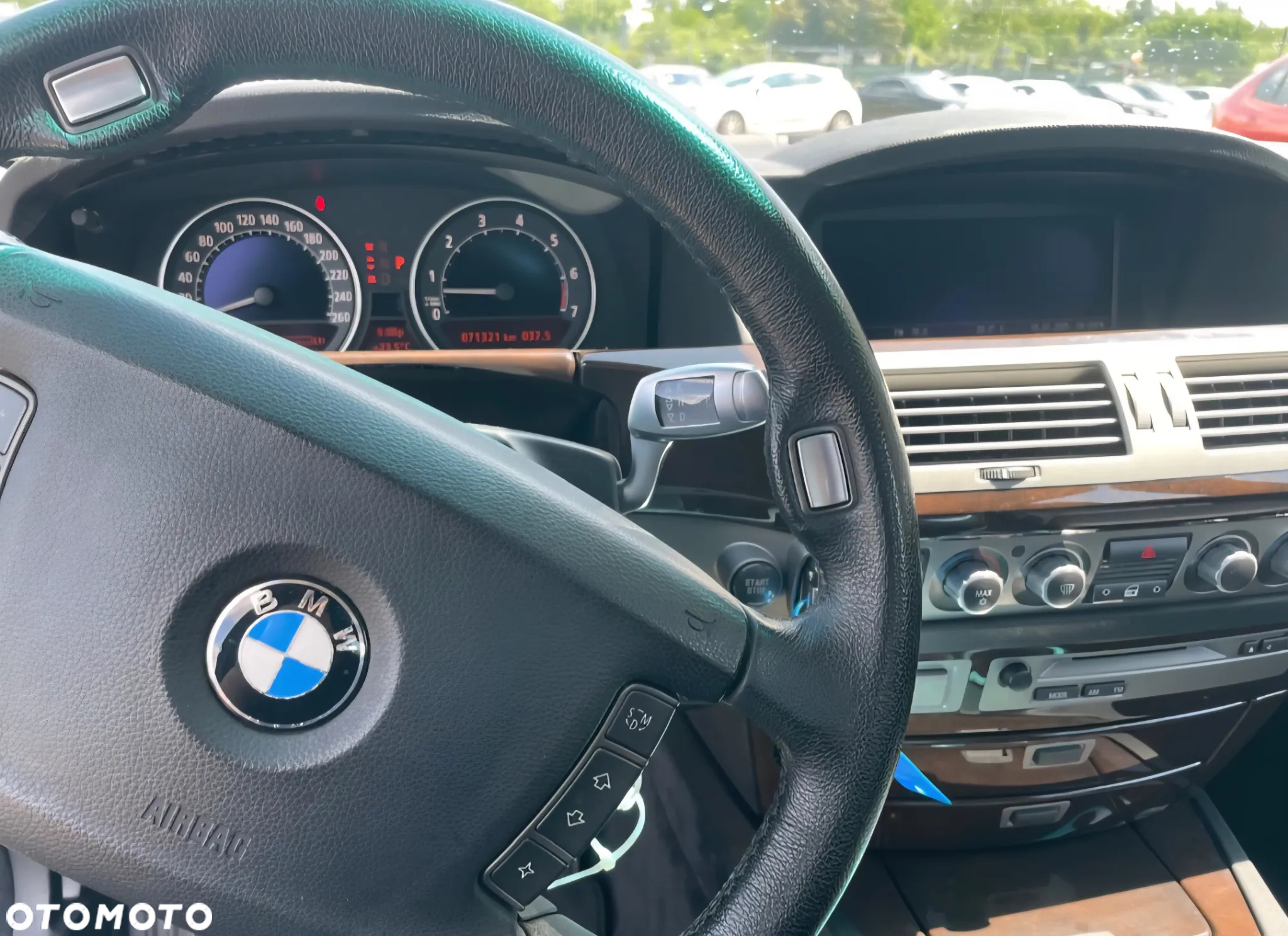 BMW Seria 7 750i - 12