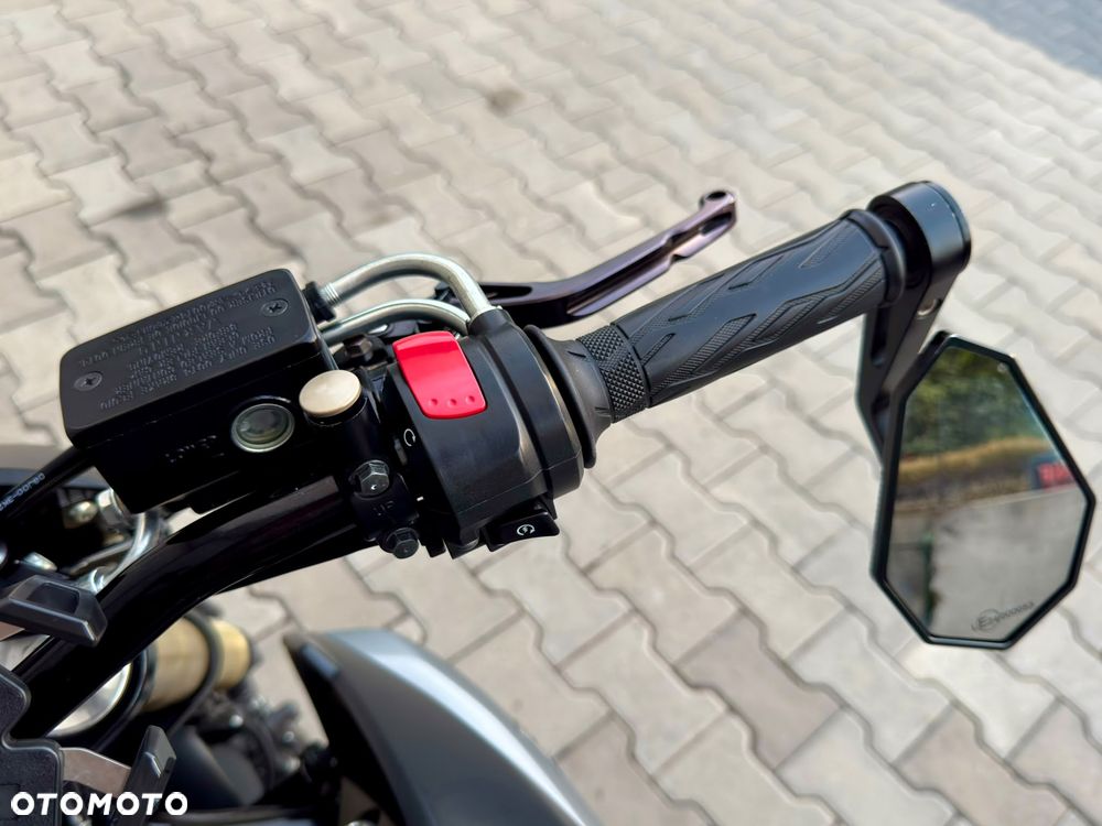 Suzuki GSR - 19