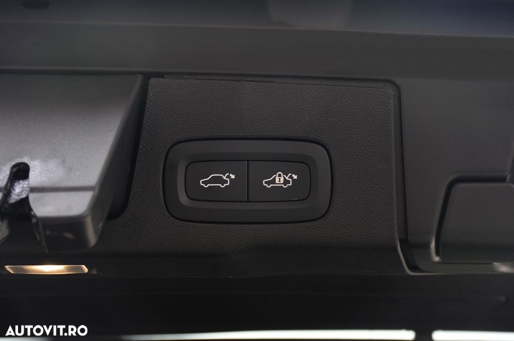 Volvo XC 60 B4 D AWD Plus Dark - 28