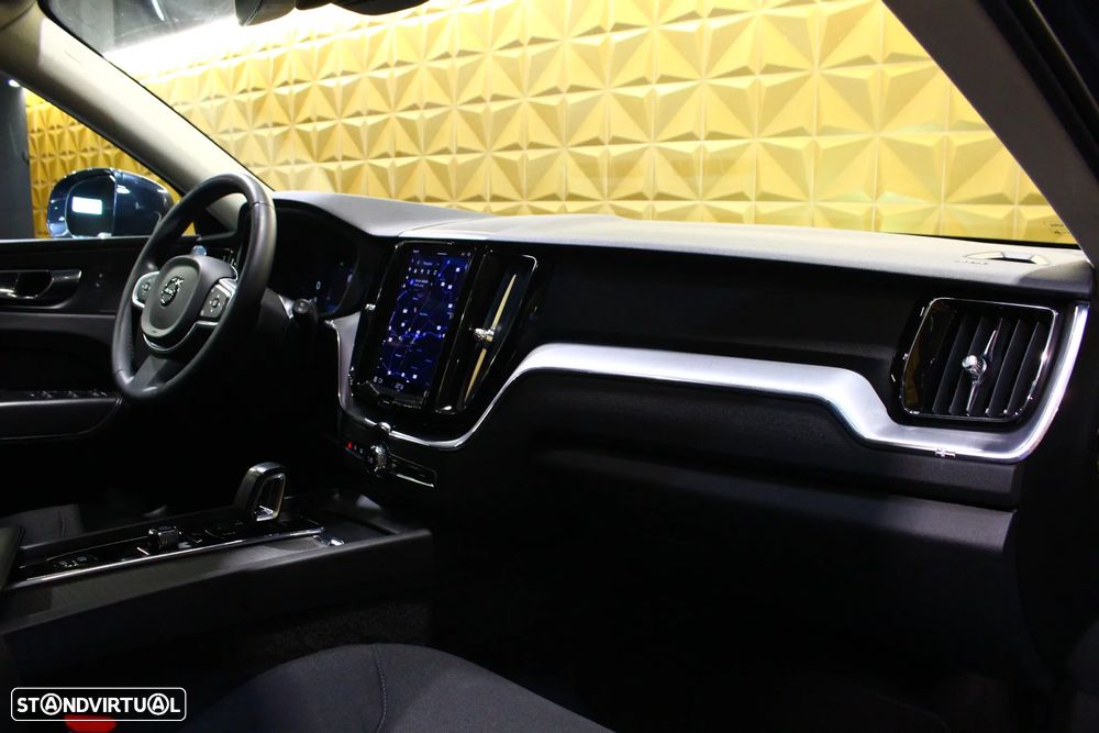 Volvo XC 60 2.0 B4 Momentum Plus Geartronic - 12