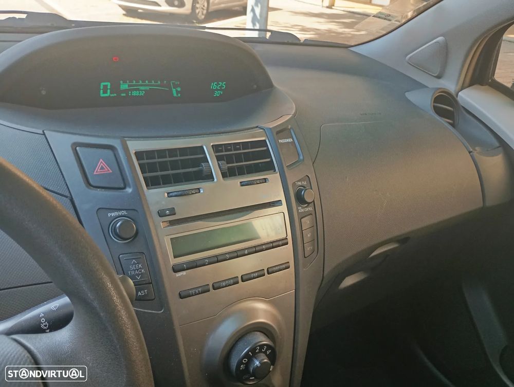 Toyota Yaris 1.0 VVT-i Comfort+P.Style - 3