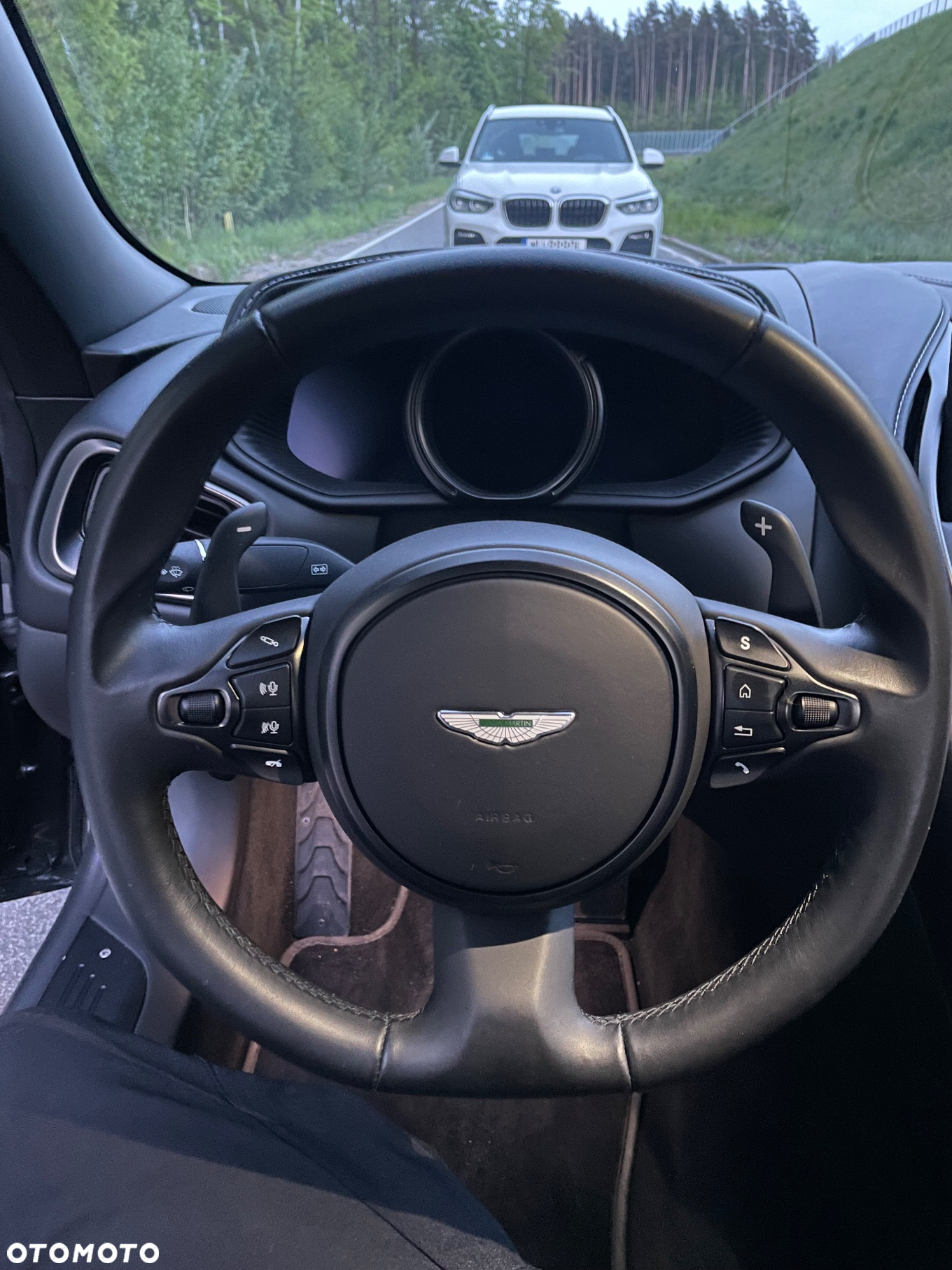 Aston Martin DB11 V8 - 21