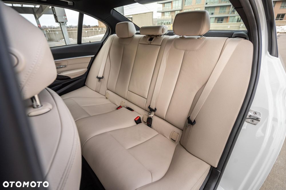 BMW Seria 3 ver-330i-edition-luxury-line-purity - 13