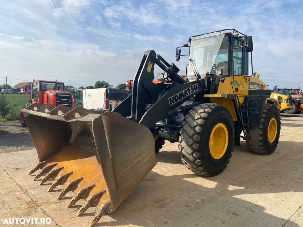 Komatsu WA250 Incarcator Frontal - 8