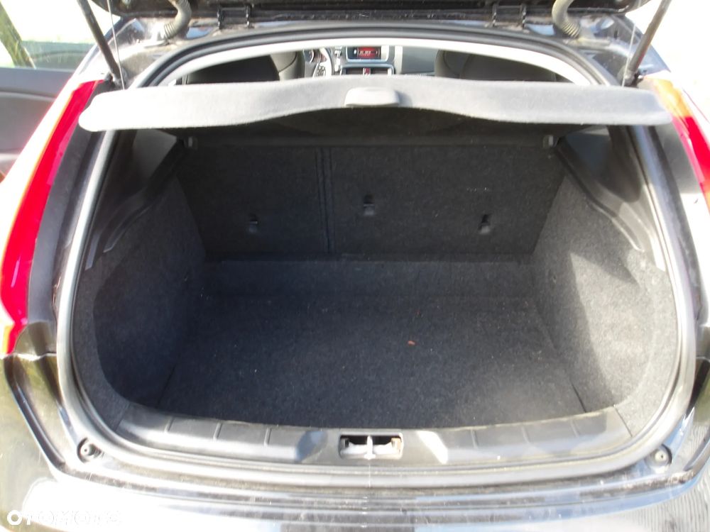 Volvo V40 T3 Momentum - 11