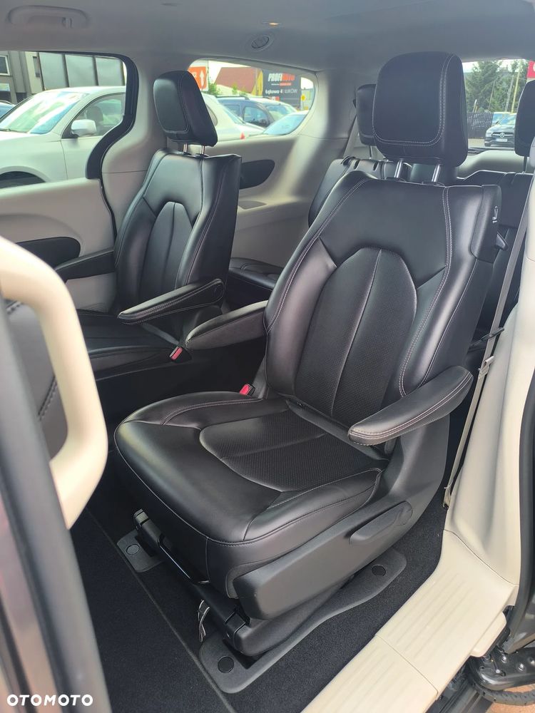 Chrysler Pacifica - 16