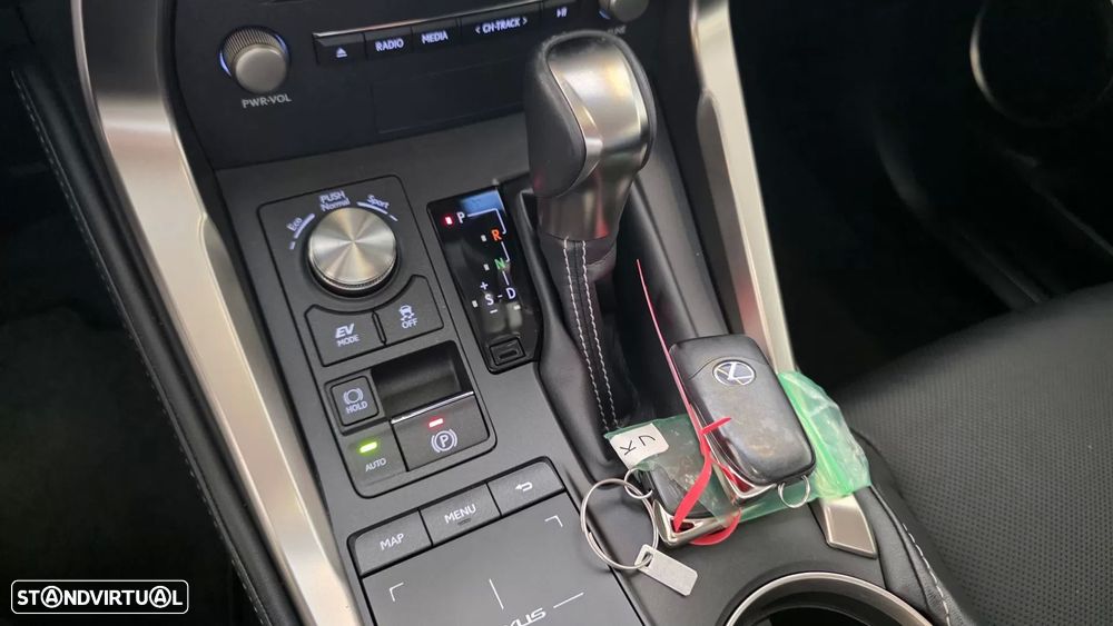 Lexus NX 300h Executive - 52