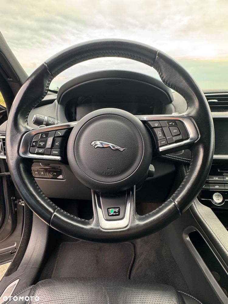 Jaguar F-Pace 2.0 i4D AWD R-Sport - 27
