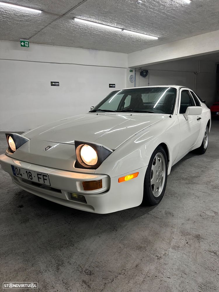 Porsche 944 Standard - 1