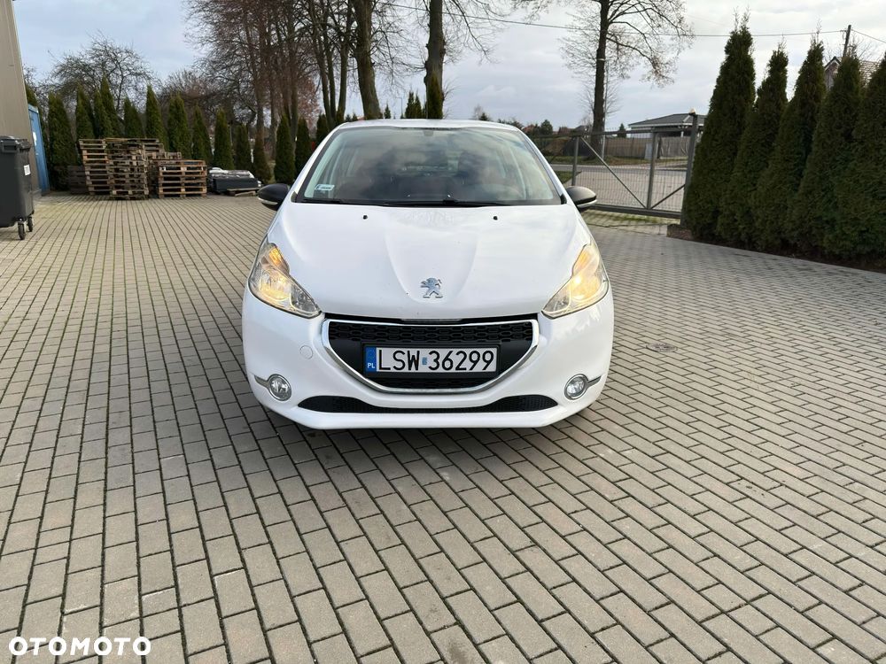 Peugeot 208 - 8