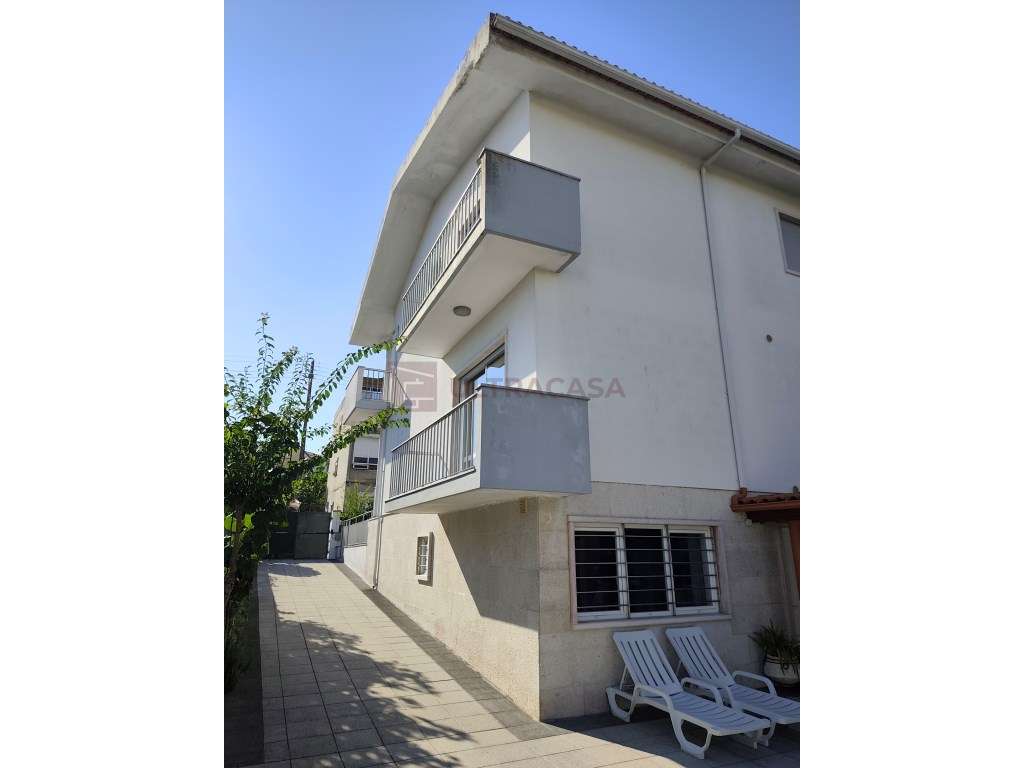 Vende-se Moradia V4 renovada com terraço, churrasqueira e horta a 5... - Grande imagem: 2/60
