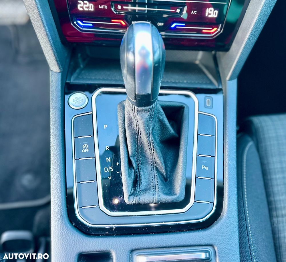 Volkswagen Passat Variant 2.0 TDI SCR DSG Elegance - 16