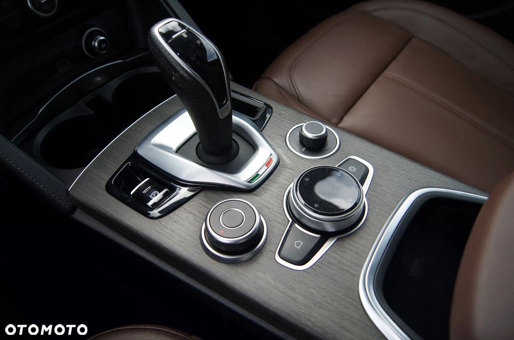 Alfa Romeo Stelvio 2.0 Turbo 16V AT8-Q4 Ti - 19