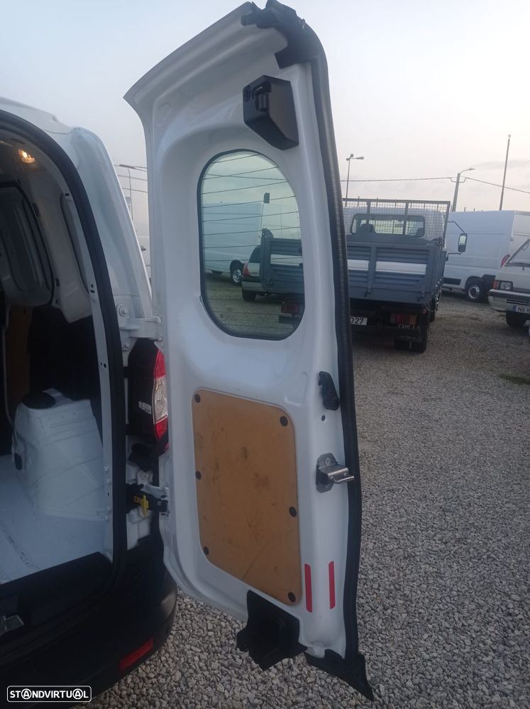 Ford Transit Courier - 10