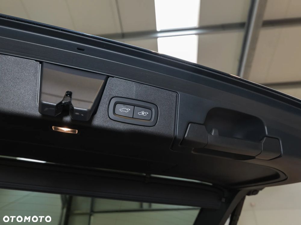 Volvo XC 60 B4 D AWD Plus Dark - 39