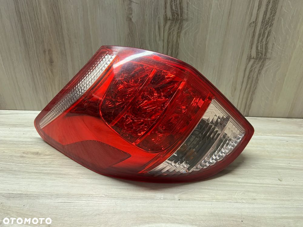 LAMPA TYLNA LEWA TOYOTA RAV4 III - 1
