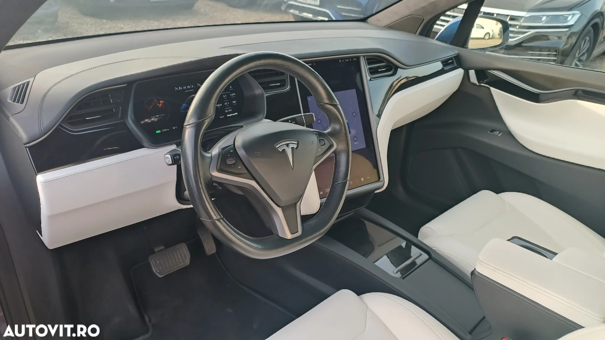 Tesla Model X - 16