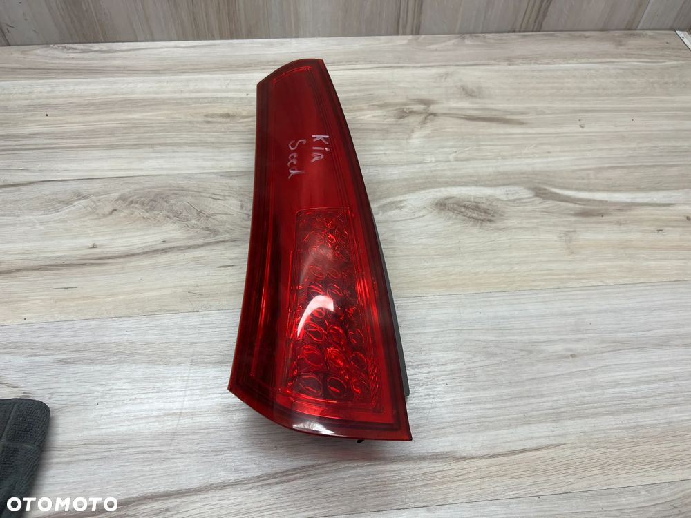 LAMPA TYLNA LEWA KIA CEED I LIFT KOMBI EUROPA - 1