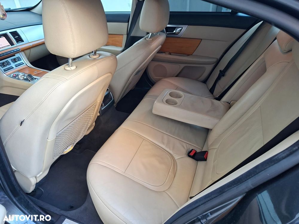 Jaguar XF 2.2D - 16