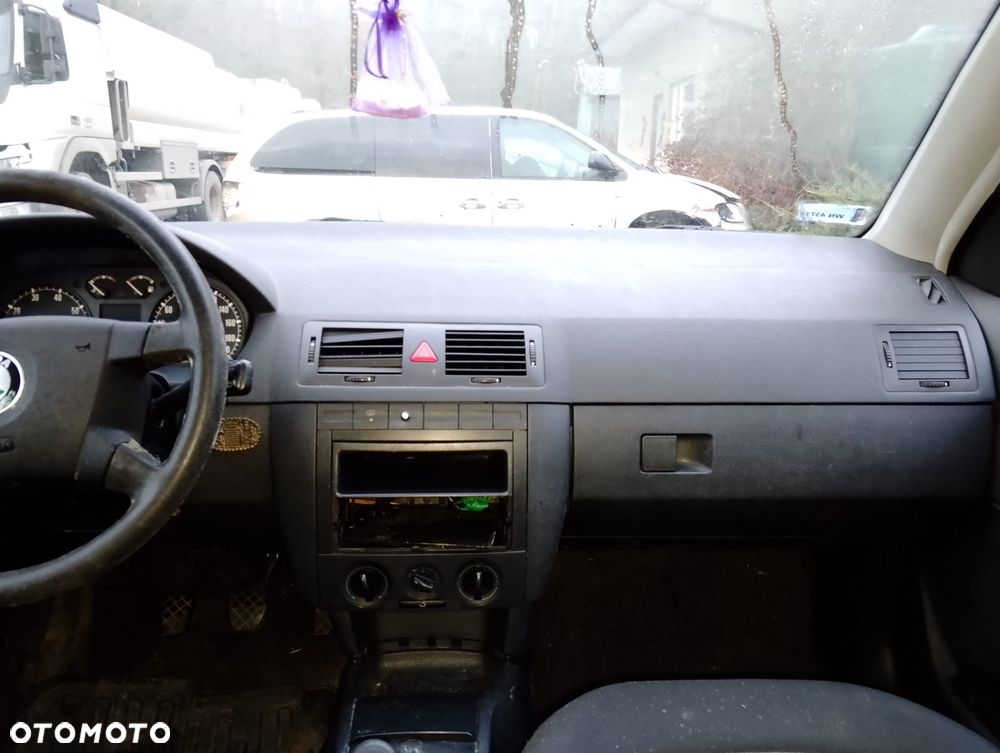 Skoda Fabia 6Y (99-04r.) 1.2 B 54KM. Silnik AWY/BMD Skrzynia GSH/GKS/GER/GDN/FSP lakier LF7T/9102/F7T. Cały na części. GWARANCJA !!!  Przód Tył Zestaw Komplet Drzwi Klapa Zderzak Błotnik Maska Grill Atrapa Szyba Pas Lampa Lusterko Boczki Fotel Kanapa Kokpit Deska Rozdzielcza Przełącznik Włącznik Sterownik Przewody Wiązka Instalacja Moduł Komputer Czujnik Listwa Pompa Alternator Wtryski Głowica Rozrusznik Kompresor Sprzęgło Dwumas Silnik Skrzynia ABS Klimatyzacji Paliwa Wspomagania Kolektor Turbina Przepustnica Zawór Chłodnica Koło Hak Belka Sanki Zawieszenie Mcpherson Półoś Amortyzator Wydech Tłumik Zacisk Most - 9