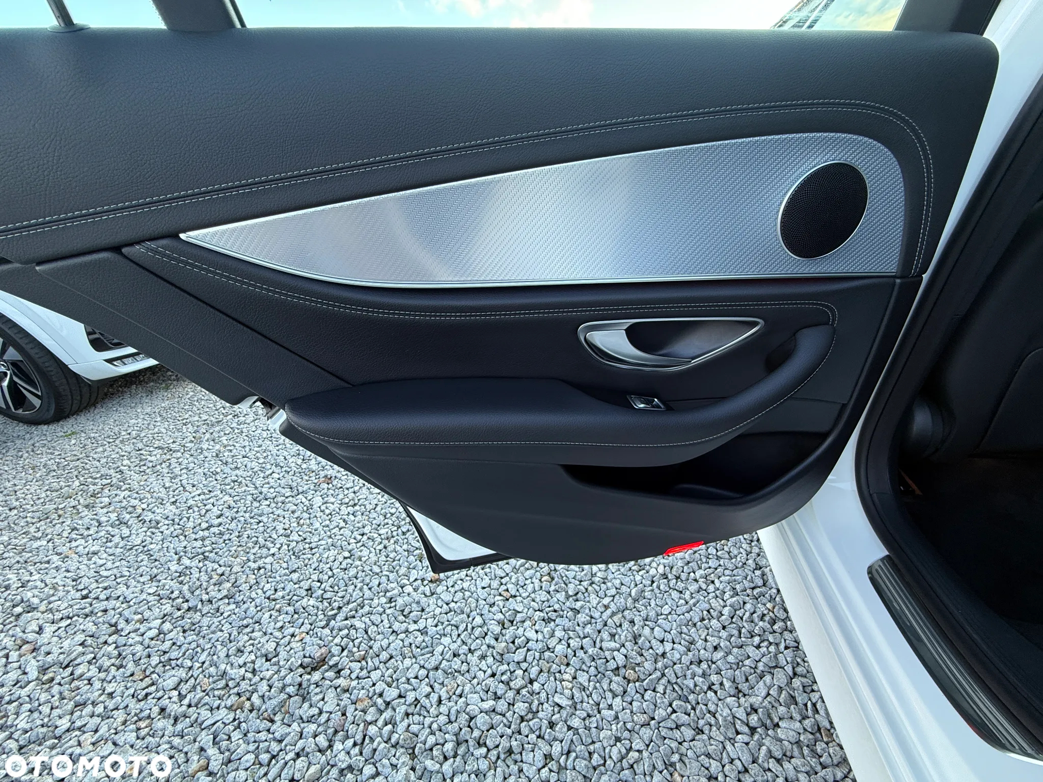 Mercedes-Benz Klasa E 220 d 4Matic T 9G-TRONIC AMG Line - 27