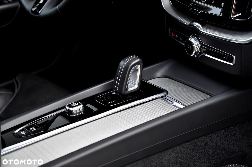 Volvo XC 60 B5 D AWD Ultimate Dark - 32