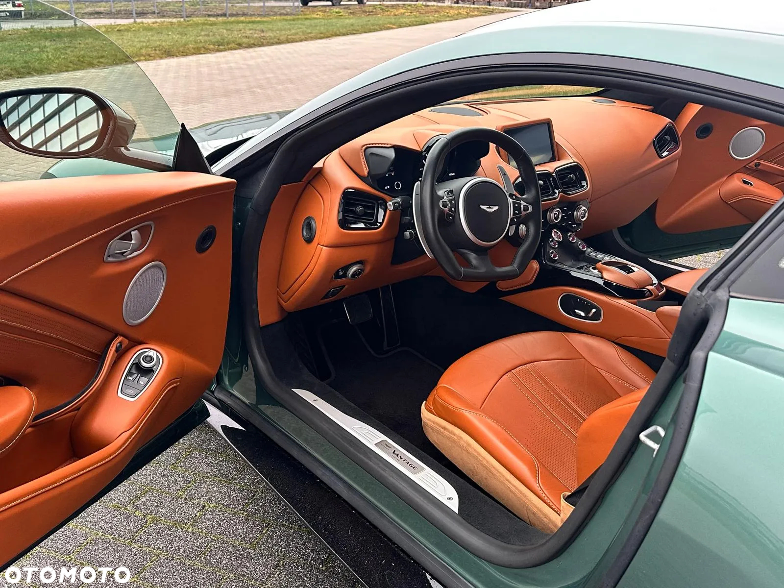 Aston Martin Vantage - 10