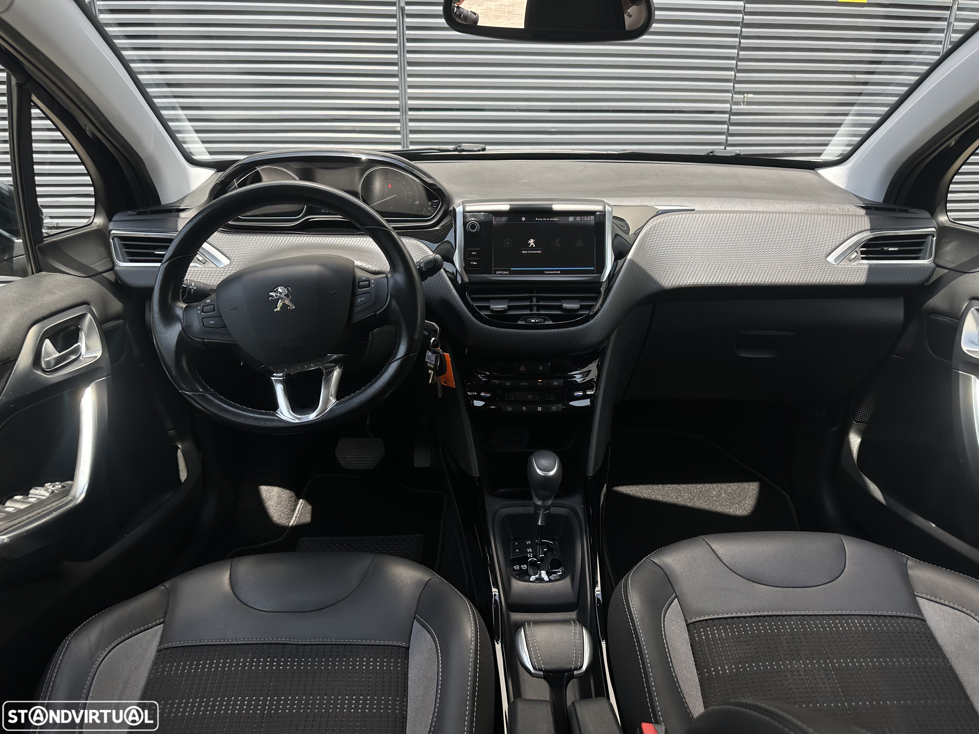Peugeot 2008 1.2 PureTech Allure EAT6 - 21