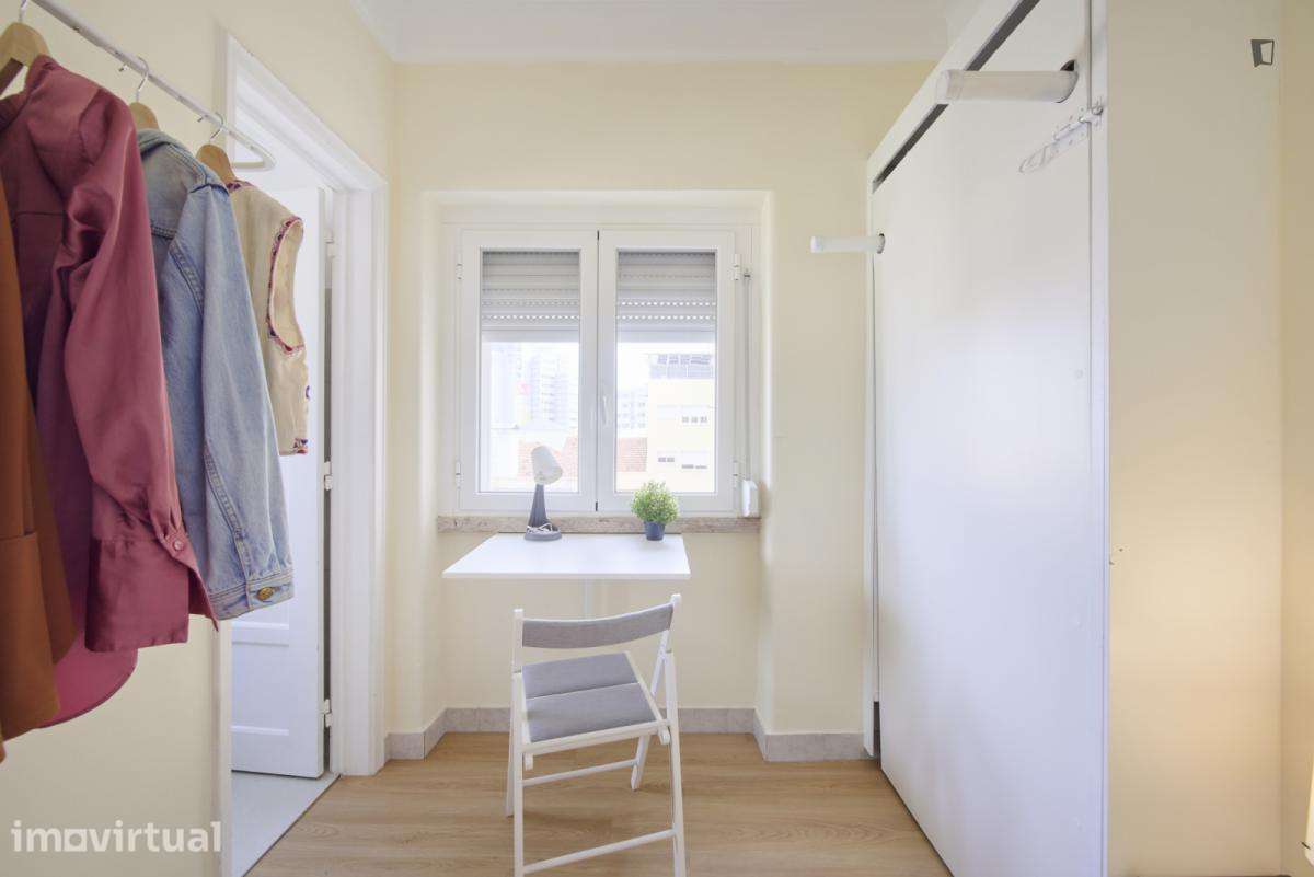 Quarto - localizado em Roma-Areeiro Lisbon - Grande imagem: 2/17