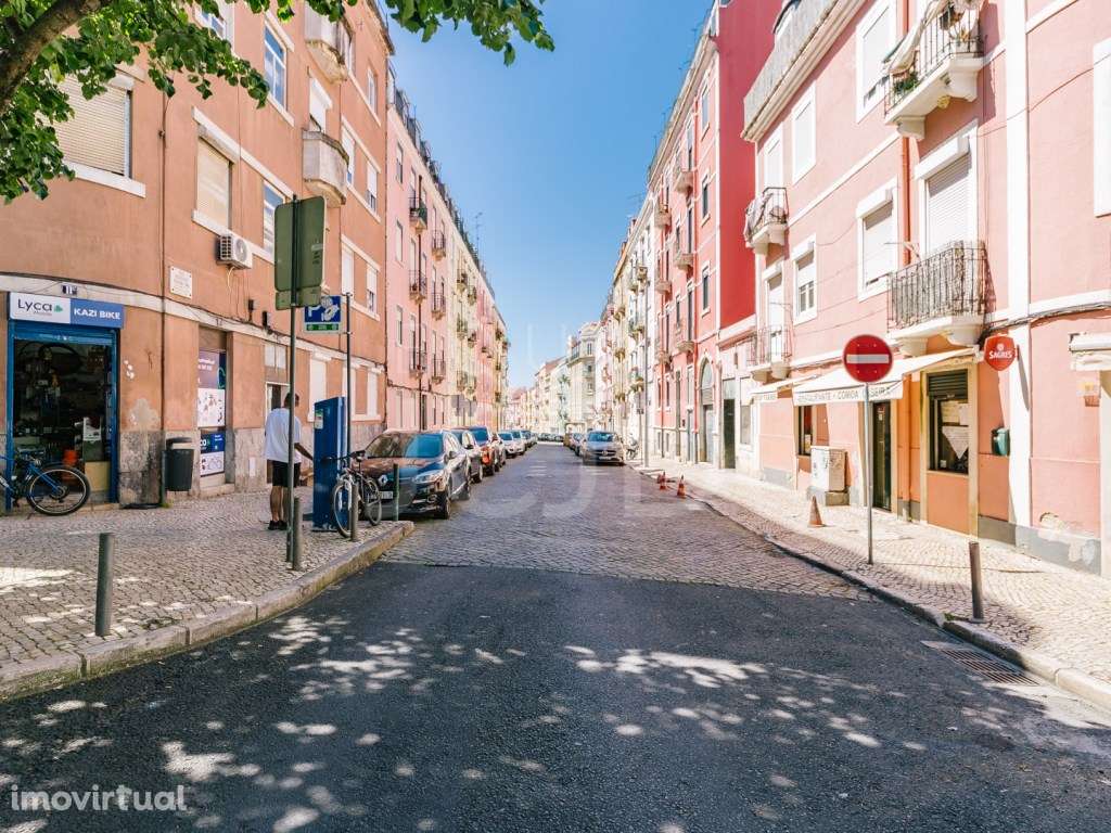 Restaurante situado junto à Praça Paiva Couceiro, na Rua Saraiva Lima. - Grande imagem: 2/22
