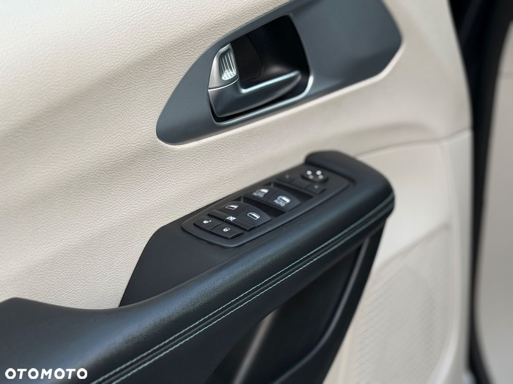 Chrysler Pacifica - 25