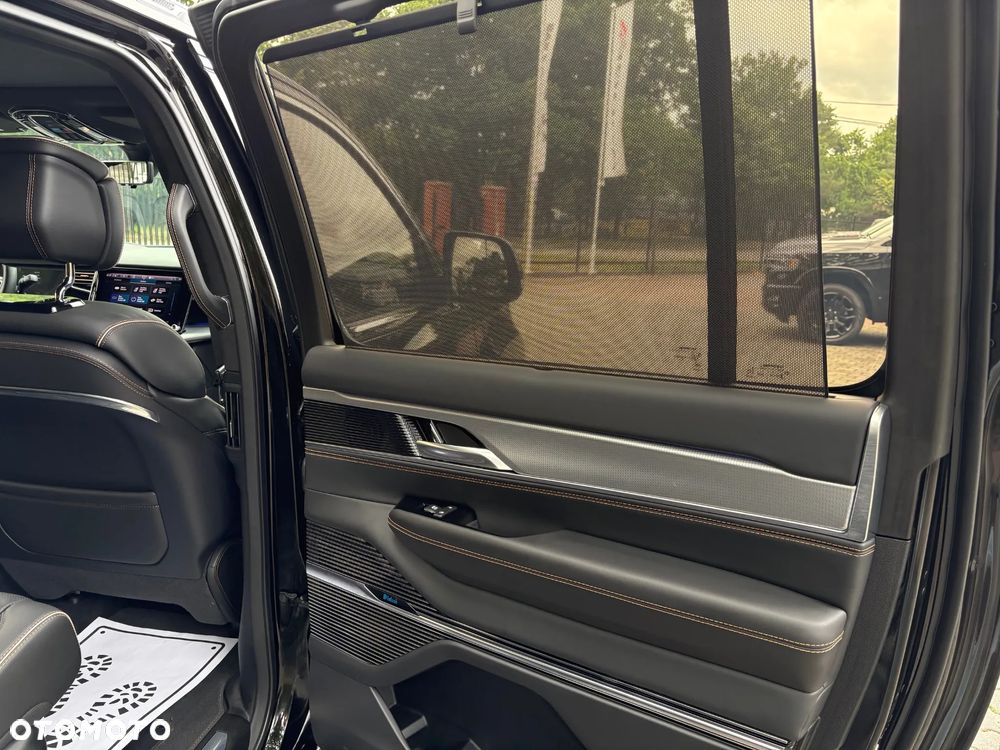 Jeep Grand Wagoneer - 20