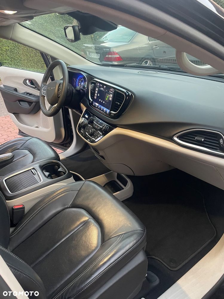 Chrysler Pacifica - 16