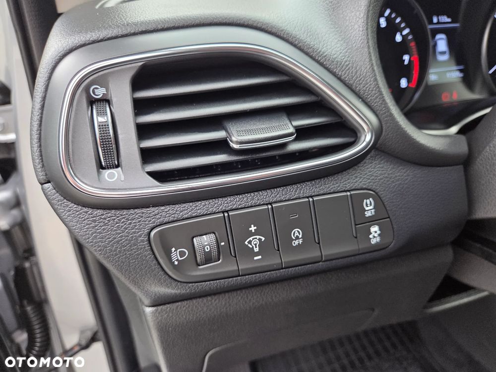Hyundai i30 1.5 DPI Classic + - 16