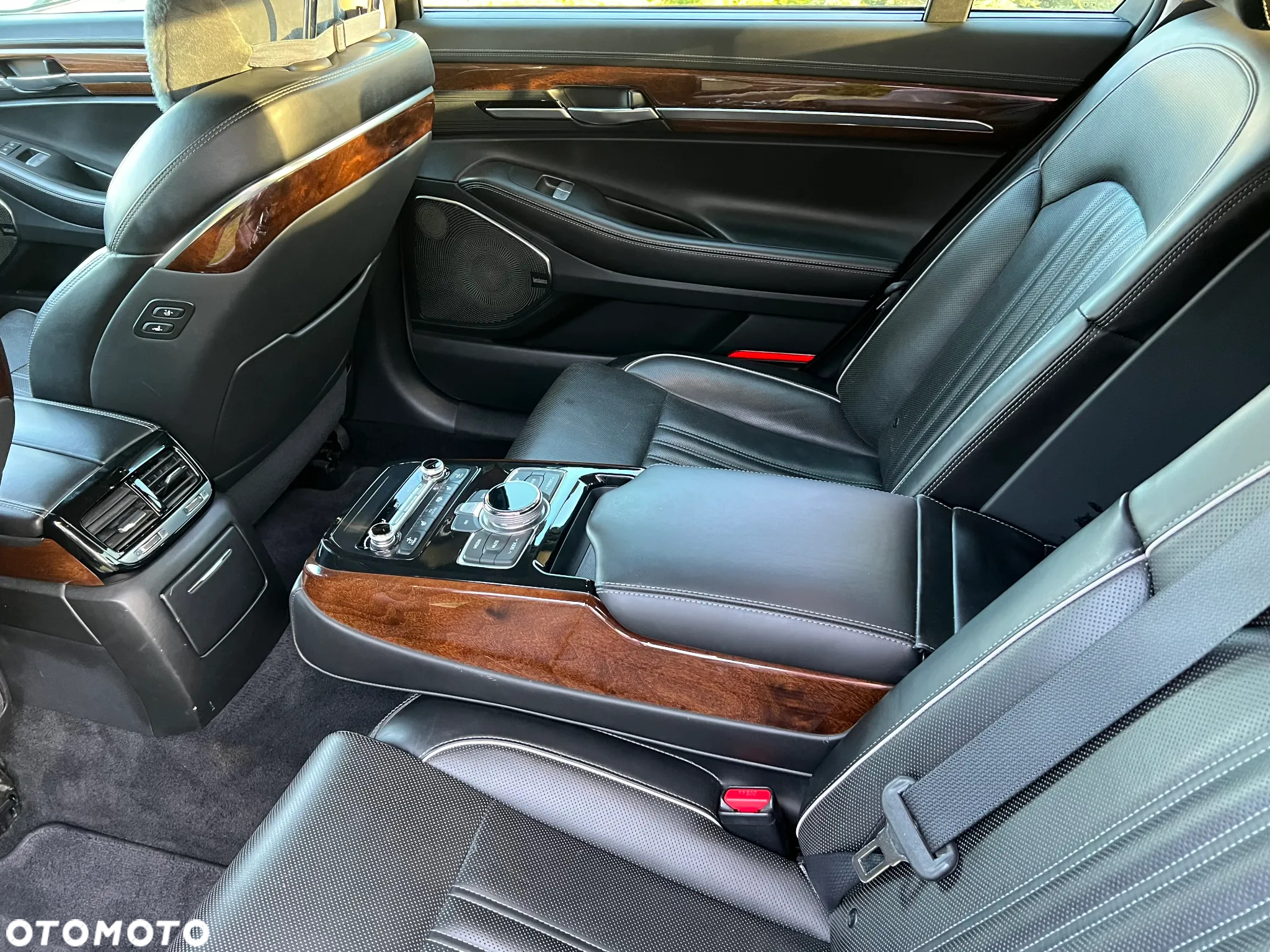 Genesis G90 - 12