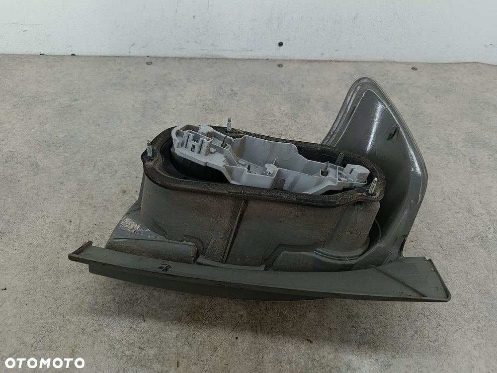 LAMPA TYLNA PRAWA TOYOTA COROLLA VERSO II FARBA - 9