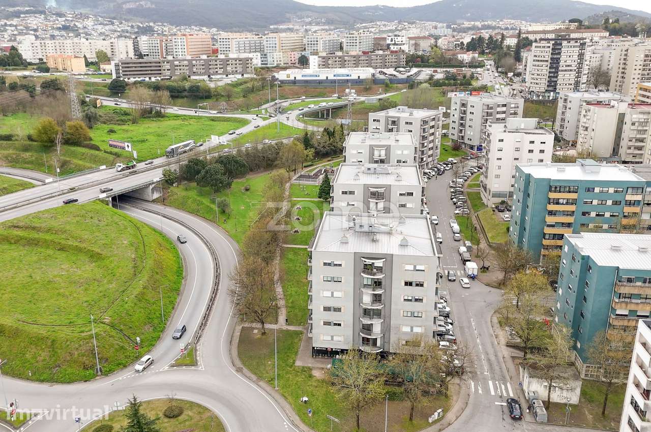 T2 com Varanda, Garagem e Elevador em Zona Central - Grande imagem: 5/31