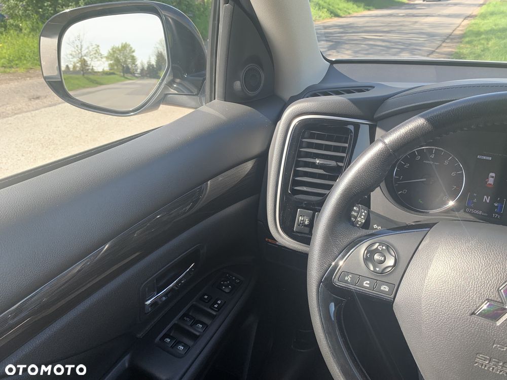 Mitsubishi Outlander - 12