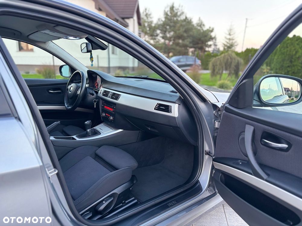 BMW Seria 3 320i - 5