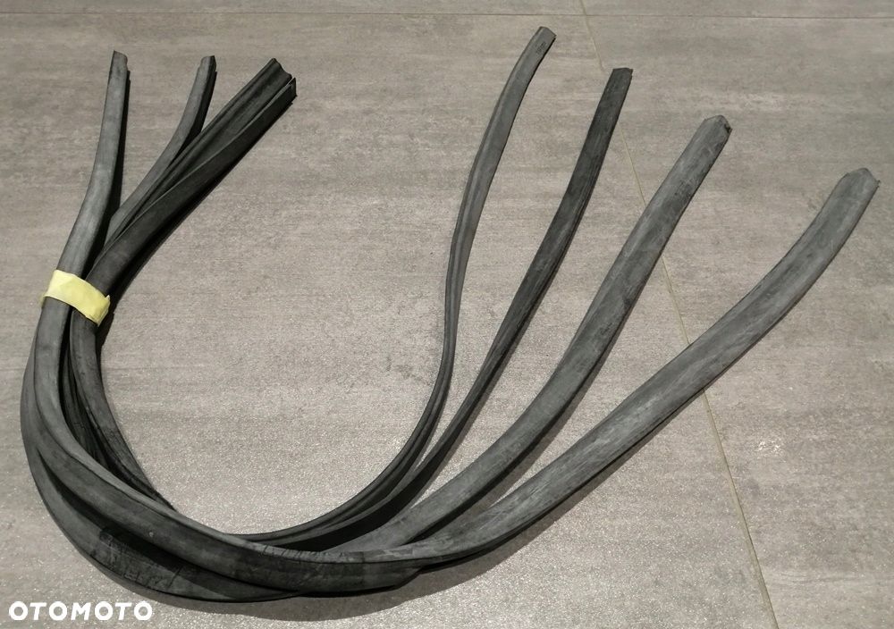 USZCZELKA USZCZELKI SLUPEK MERCEDES W110 W111 - 1