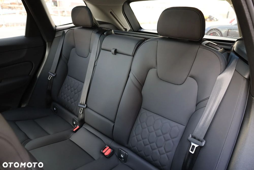 Volvo XC 60 T8 AWD Plus Dark - 22